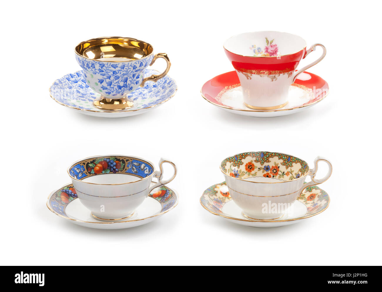 Alta risoluzione di close-up di quattro bellissime antiche tazze tè con piattini isolato su uno sfondo bianco. Foto Stock