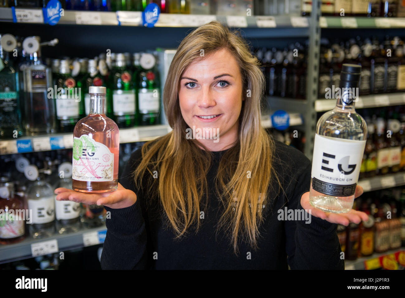 SOLO IL TONICO! TRE distillatori FIRMANO £200K DEAL CON ASDA Edinburgh Gin, Tullibardine Whisky e Valt Vodka Foto Stock