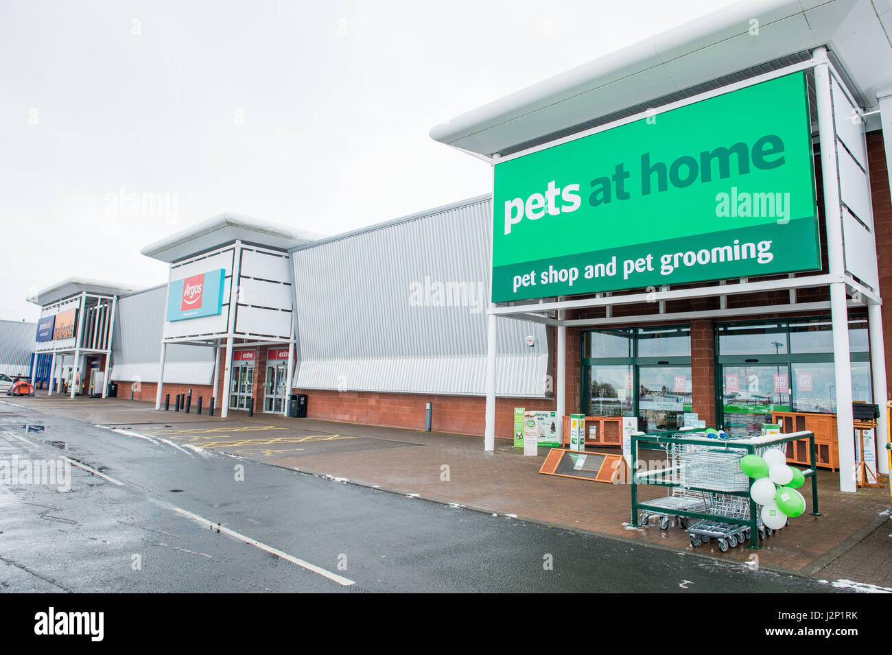 Animali domestici presso l'apertura del negozio di benvenuto, Lanark Foto Stock