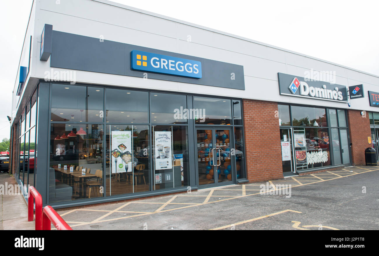 Motherwell Greggs apertura del negozio, Vice Luogotenente e Shop Manager taglio nastro a officici Foto Stock