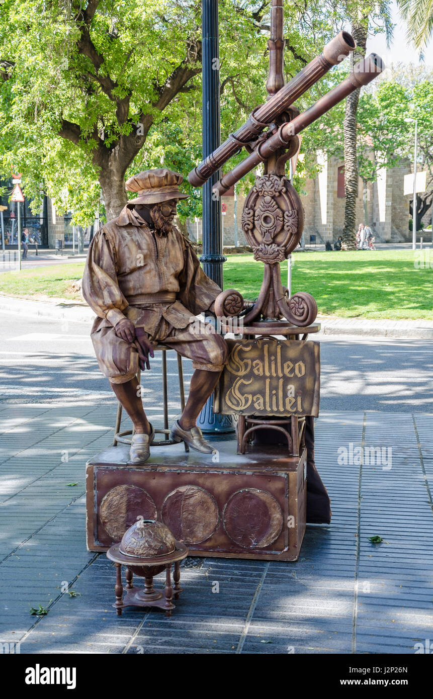 Un esecutore tsreet sulla Rambla di Barcellona vestito come Galileo. Foto Stock