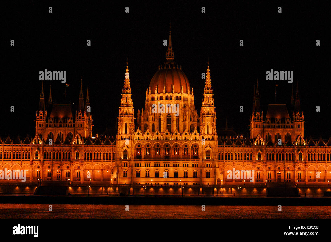 Architettura europea al suo meglio con la Budapest il palazzo del parlamento. Le città europee fanno di viaggio in Europa una meraviglia. Foto Stock