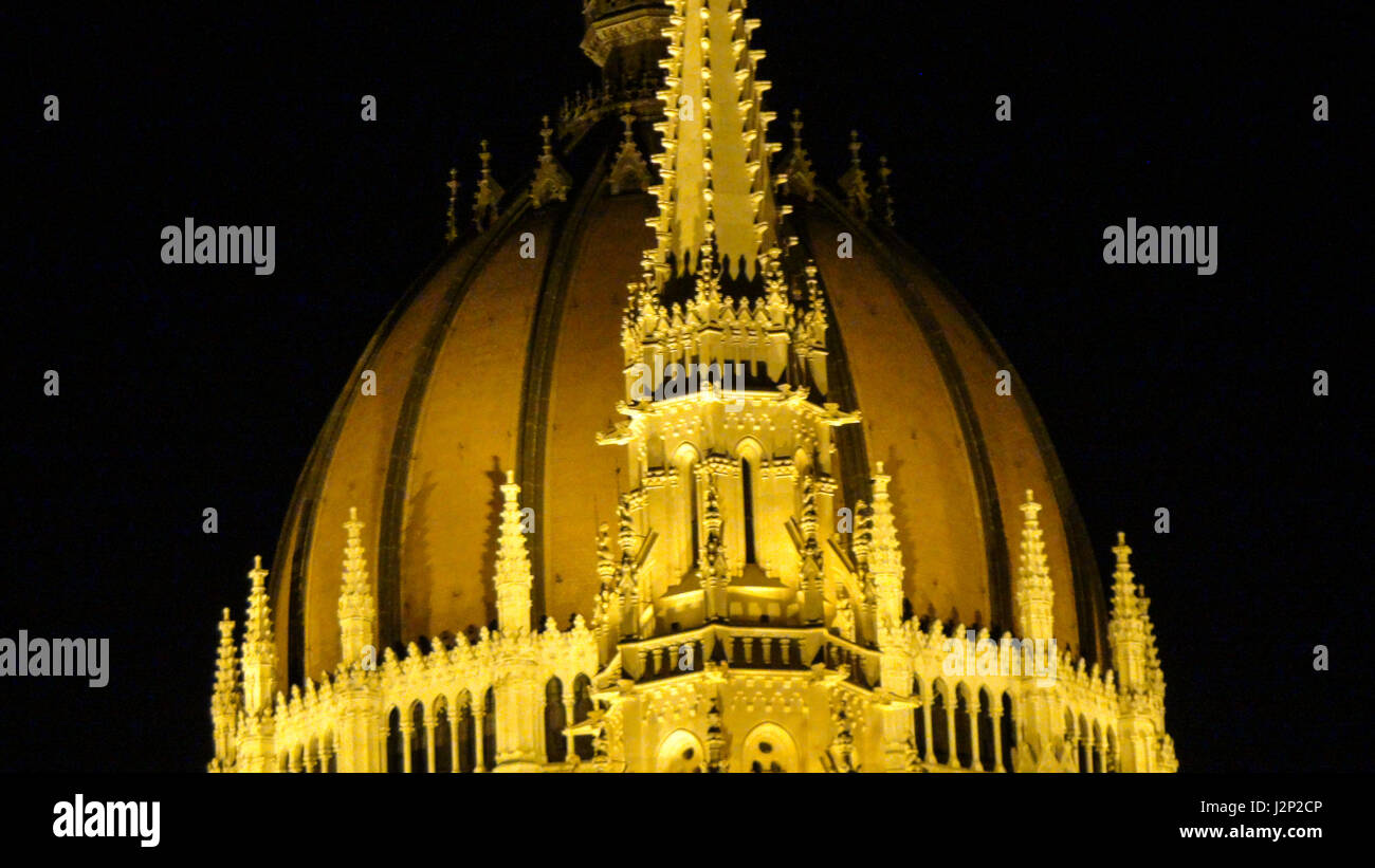 Architettura europea al suo meglio con la Budapest il palazzo del parlamento. Si tratta di un zoom su Budapest la cupola del Parlamento europeo Foto Stock