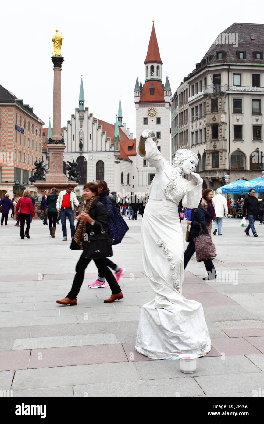 Monaco di Baviera, Germania - 29 Aprile 2013: la gente a piedi e l'artista di strada sulla piazza Marienplatz a Monaco di Baviera Foto Stock