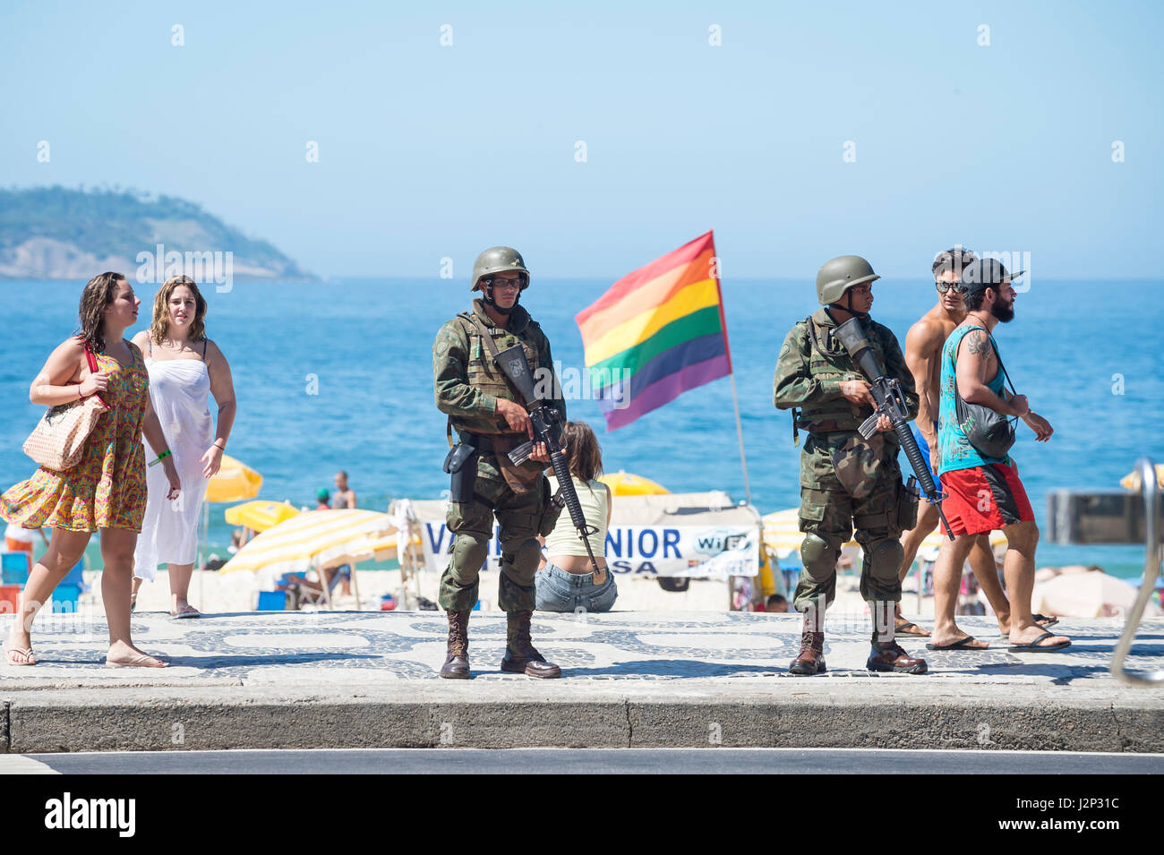 RIO DE JANEIRO - 15 febbraio 2017: due soldati dell esercito in pieno il camuffamento uniformi stand con fucili a canna rigata sulla spiaggia di Ipanema durante uno sciopero di polizia. Foto Stock