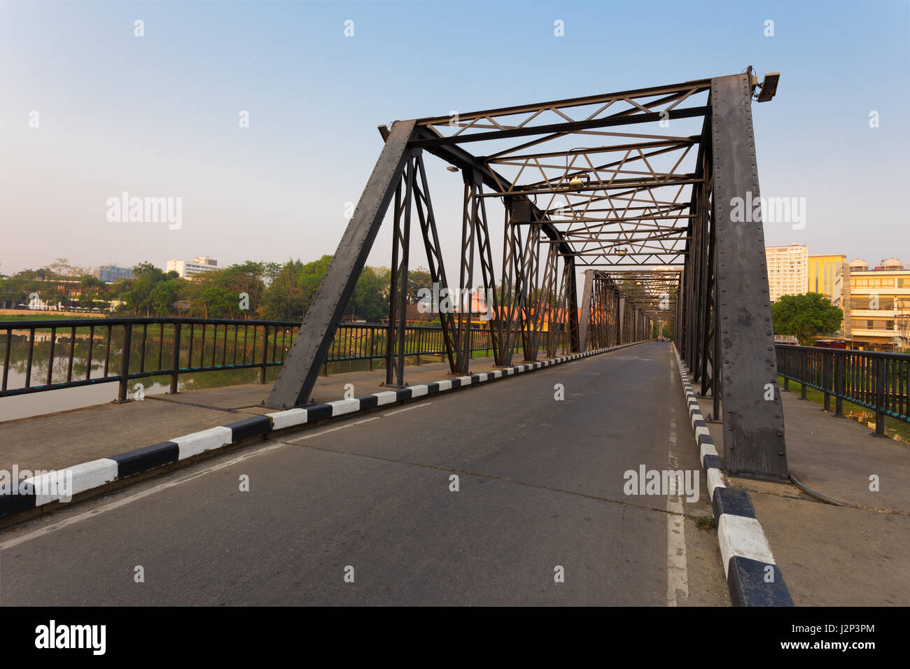 Chiang Mai, il vecchio ponte in acciaio al mattino senza automobili o altri vehicals Foto Stock