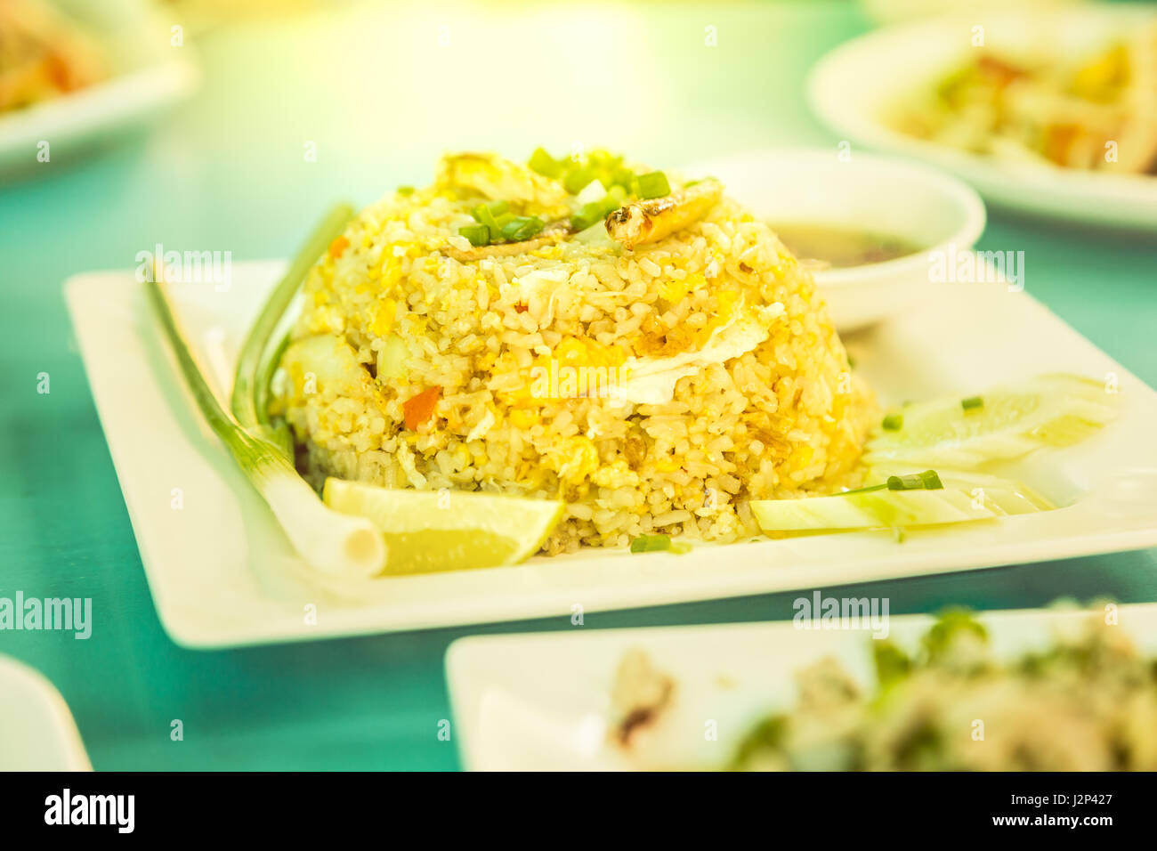 Il granchio riso fritto, cibo tailandese, con vintage stile colore effetto, il fuoco selettivo nella parte centrale del telaio con la sfocatura dello sfondo e in primo piano Foto Stock