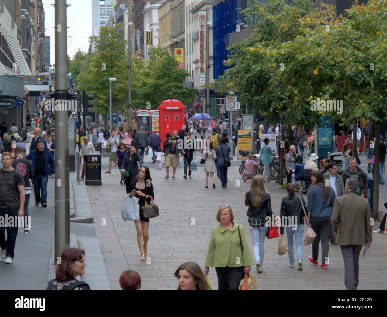 Lo shopping di Glasgow sunny scene di strada Sauchiehall Street Foto Stock