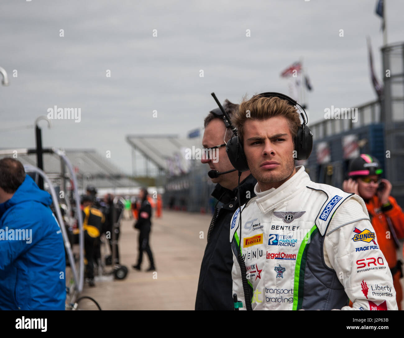 Seb Morris in pit lane a Rockingham Speedway,chi spinge per il Team Parker Racing alla guida di una Bentley Continental GT3. Foto Stock