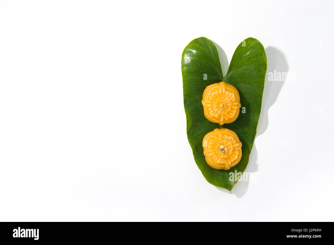 Giallo dolce dessert piatti della cucina tailandese decorato con foglia verde solido su sfondo bianco Foto Stock