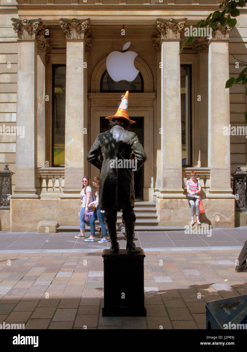 Il logo Apple con il cono testa uomo statua vivente di Glasgow Buchanan Street Apple shop Foto Stock