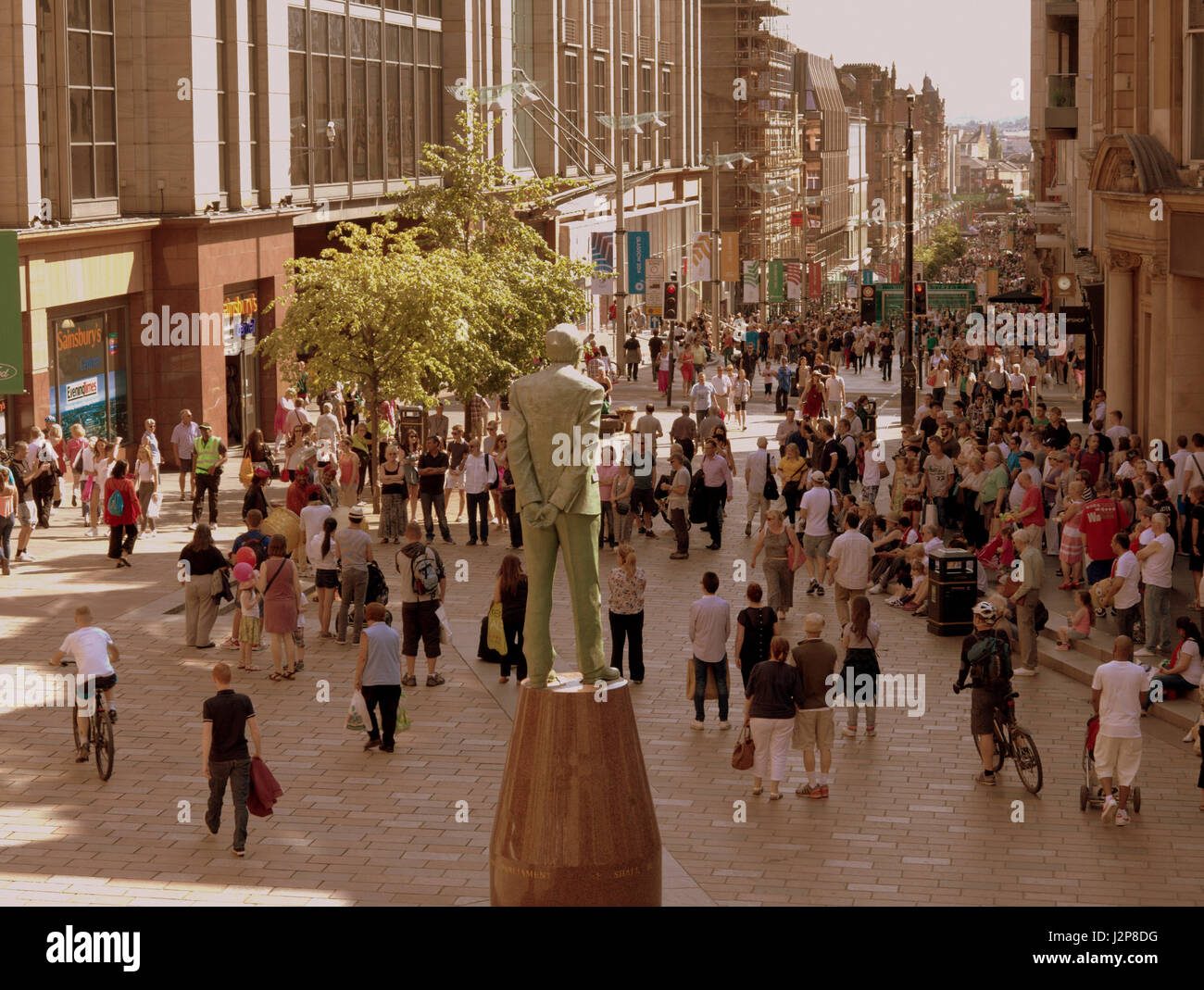 Glasgow shopping tempo soleggiato Buchanan Street scene della città Foto Stock