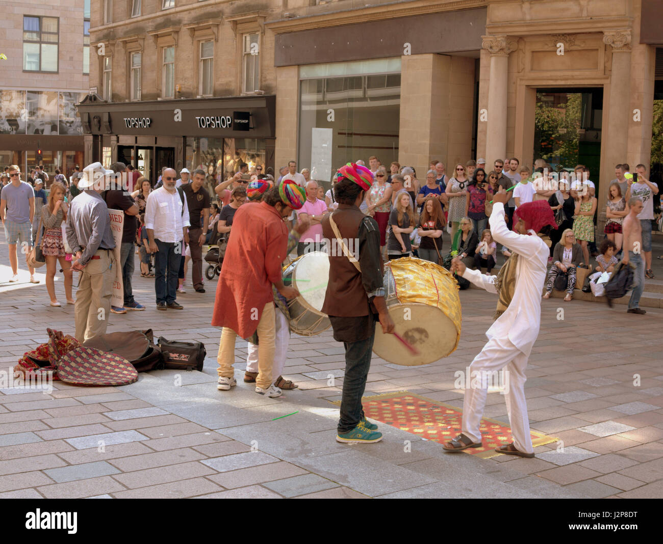 Street intrattenitore Buchanan Street Glasgow indiano banda del tamburo Foto Stock