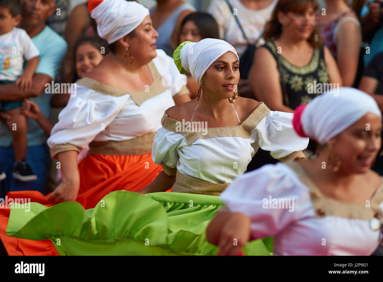 Gruppo di ballerini dell Africa la discesa (Afrodescendiente) eseguire l'annuale Carnaval Andino con la Fuerza del Sol a Arica, Cile. Foto Stock
