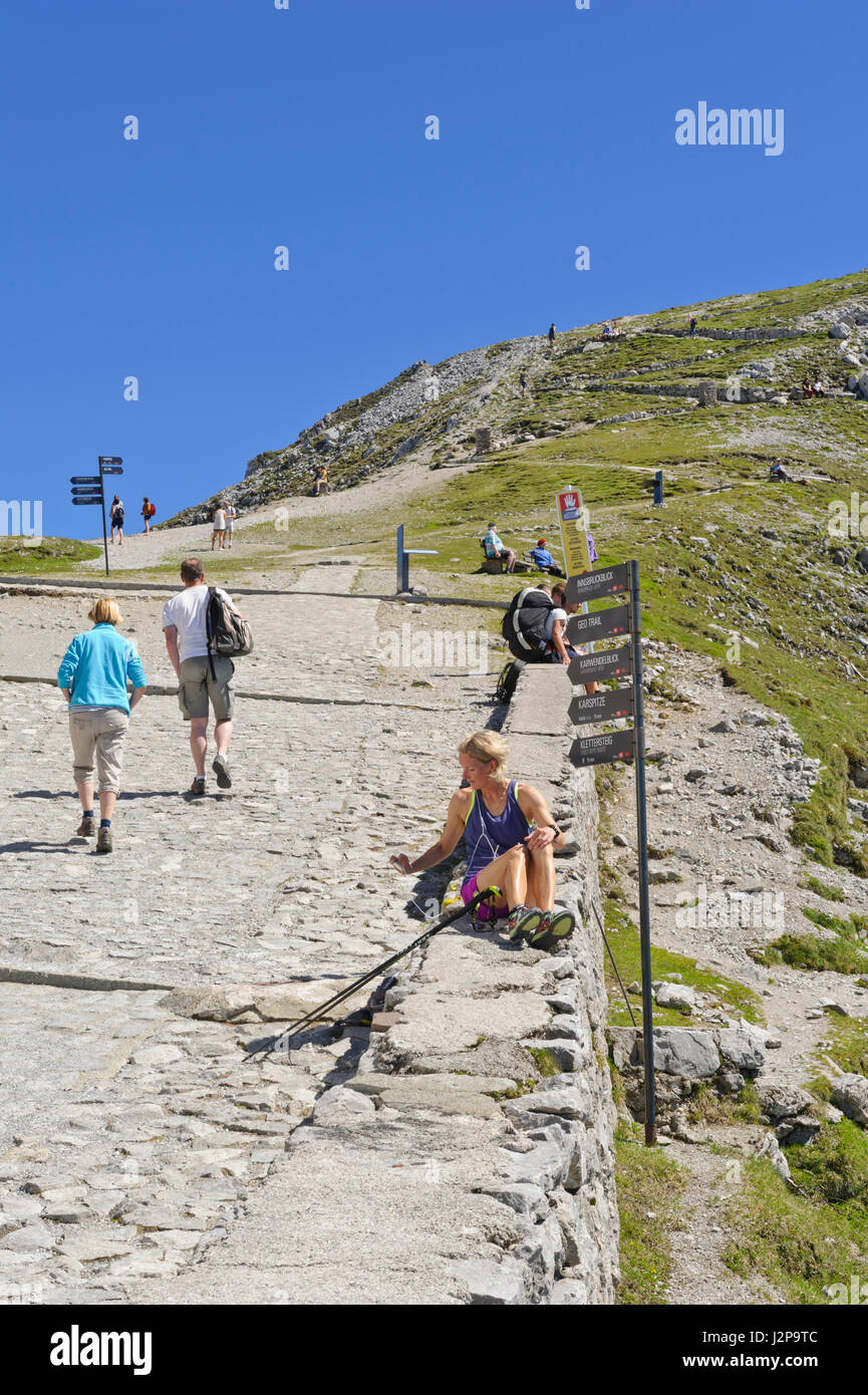 Un escursionista prendendo una pausa e prendendo un selfie sulla cima della montagna Hefelekar, Tirolo, Austria Foto Stock
