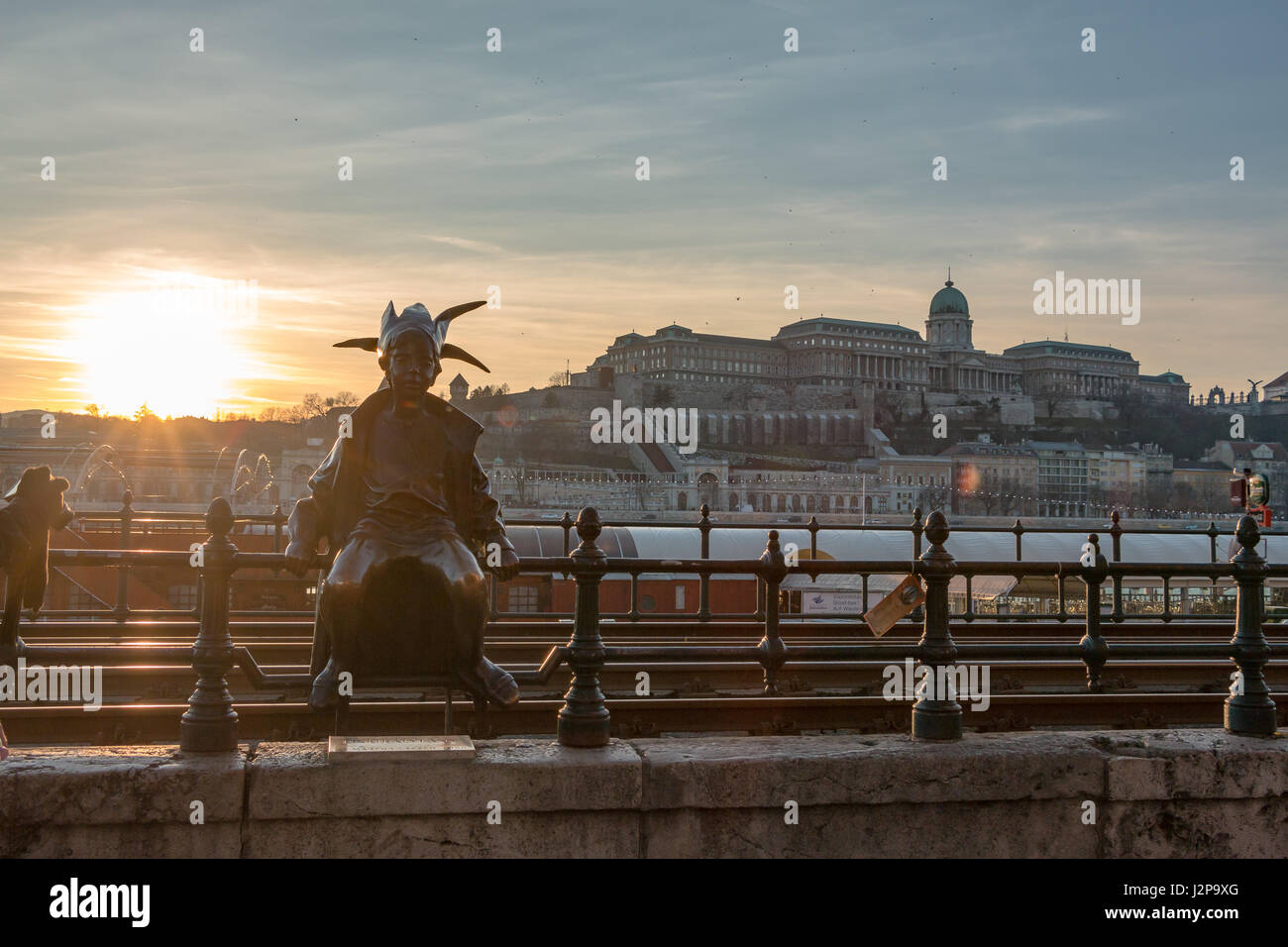 La piccola principessa statua con il Castello di Buda in background al tramonto Foto Stock