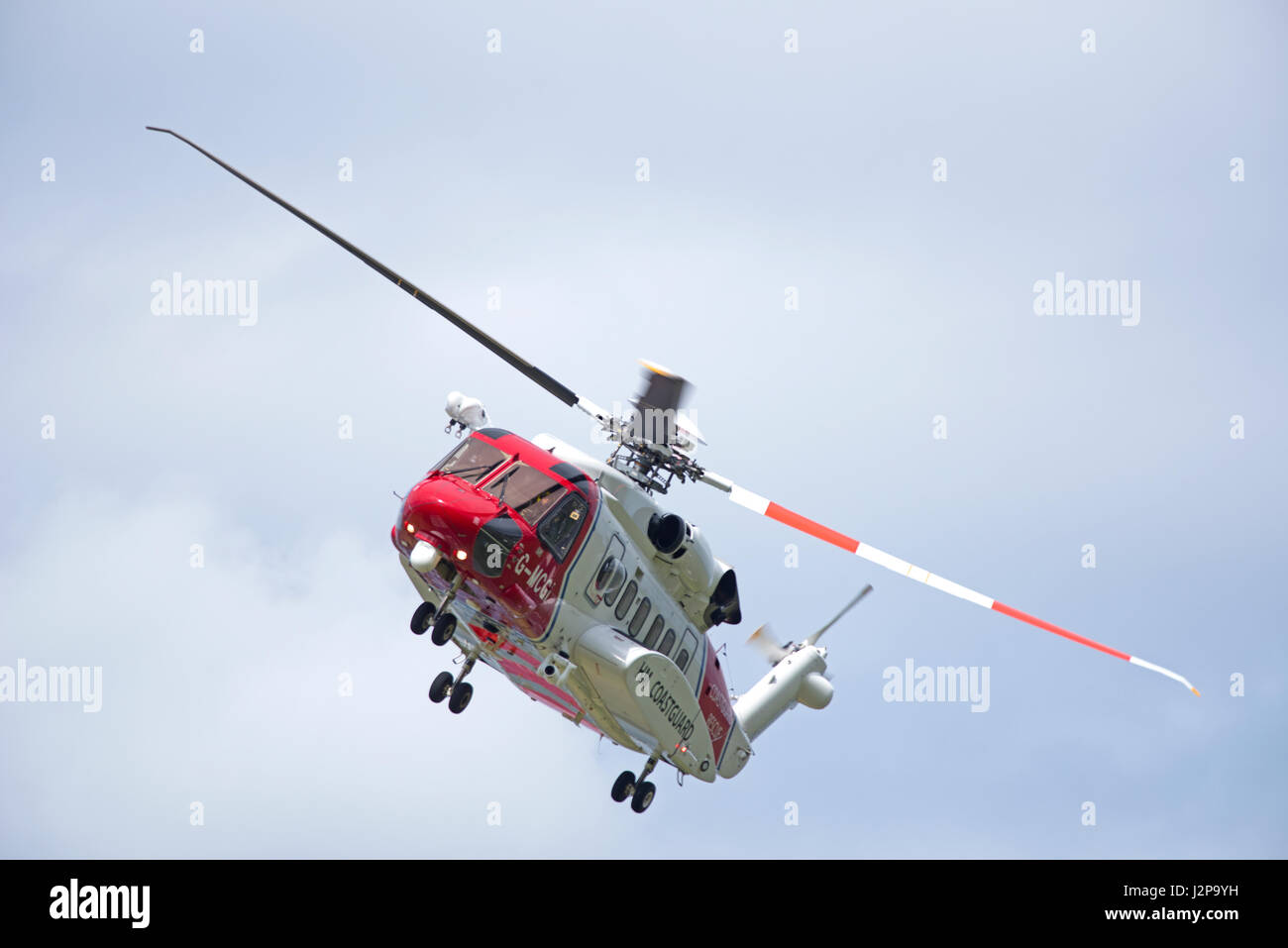 Elicottero di guardacoste allontanarsi da casa base all'Aeroporto di Inverness su una chiamata di emergenza. Foto Stock
