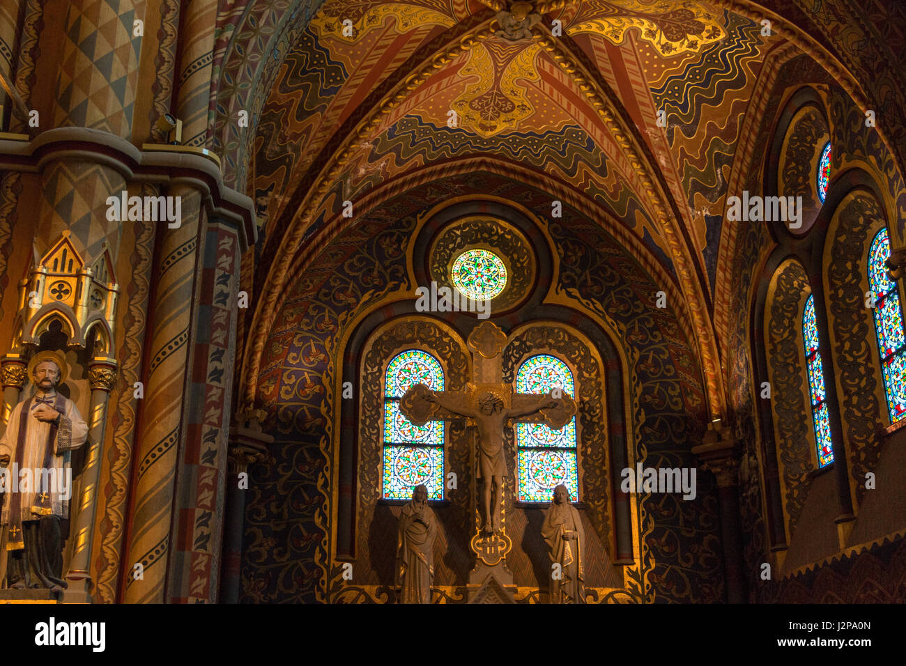 Un crocifisso all'interno della chiesa decorata di Mattia a Budapest Foto Stock