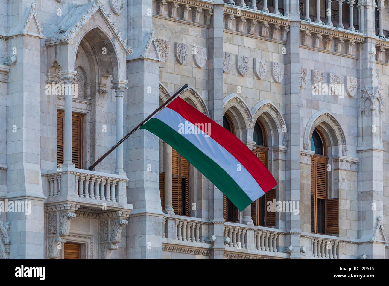 La bandiera ungherese sul Parlamento ungherese edificio in Budapest Foto Stock