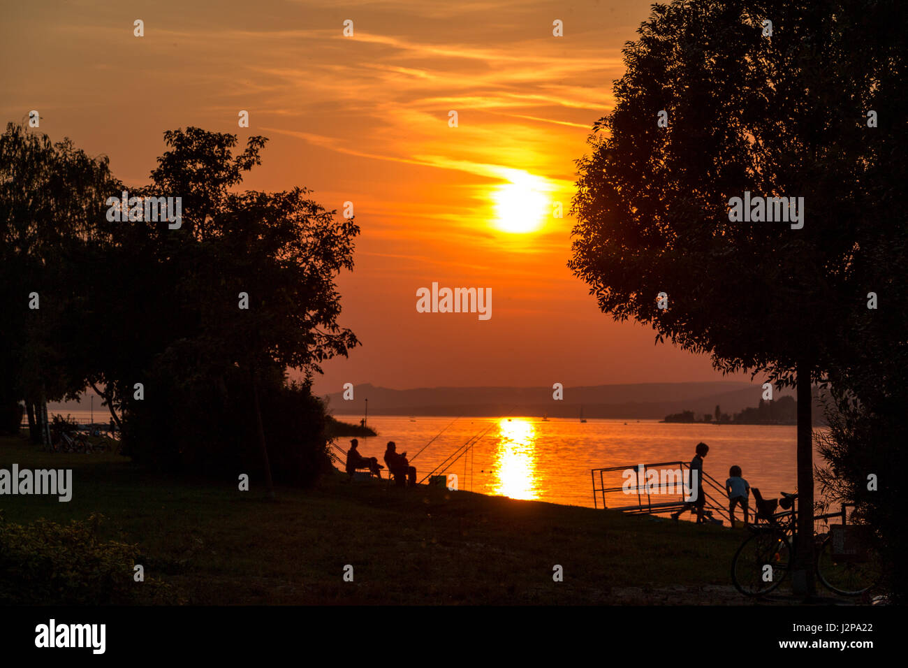 Tramonto sul lago Balaton in Zamardi, Ungheria Foto Stock