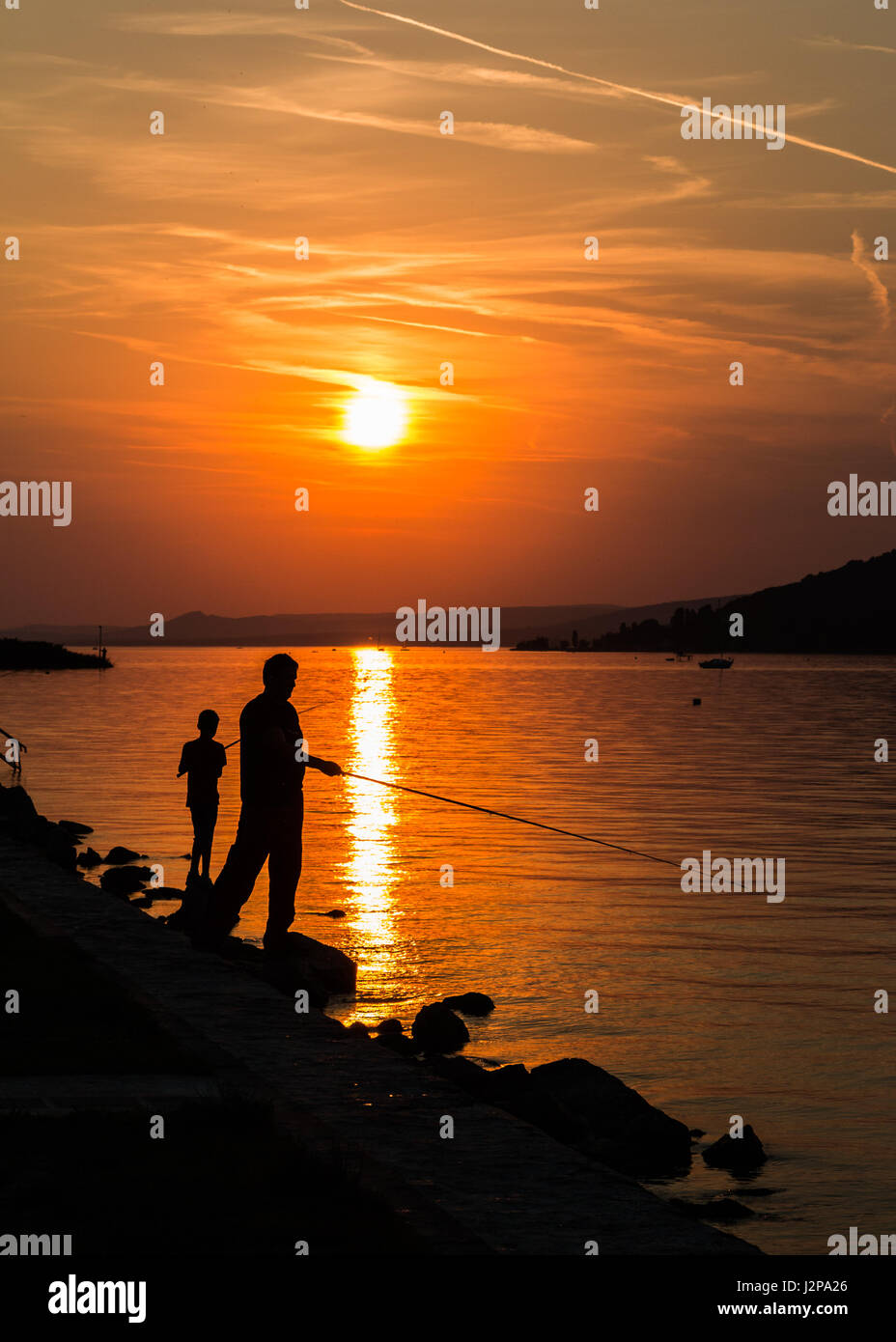Tramonto sul lago Balaton in Zamardi, Ungheria Foto Stock