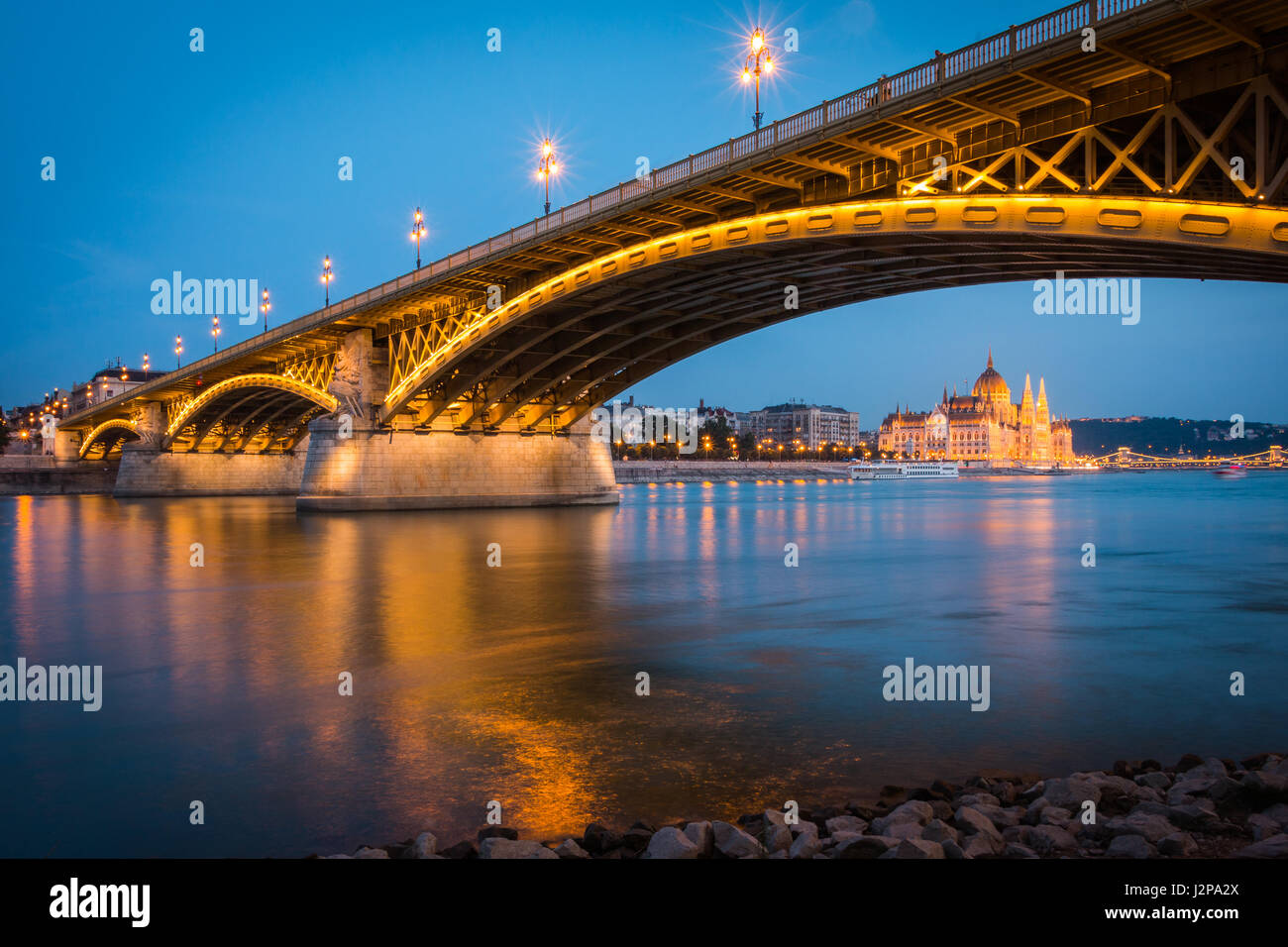 Il Parlamento ungherese ha visto attraverso un arco del ponte Margherita a Budapest Foto Stock