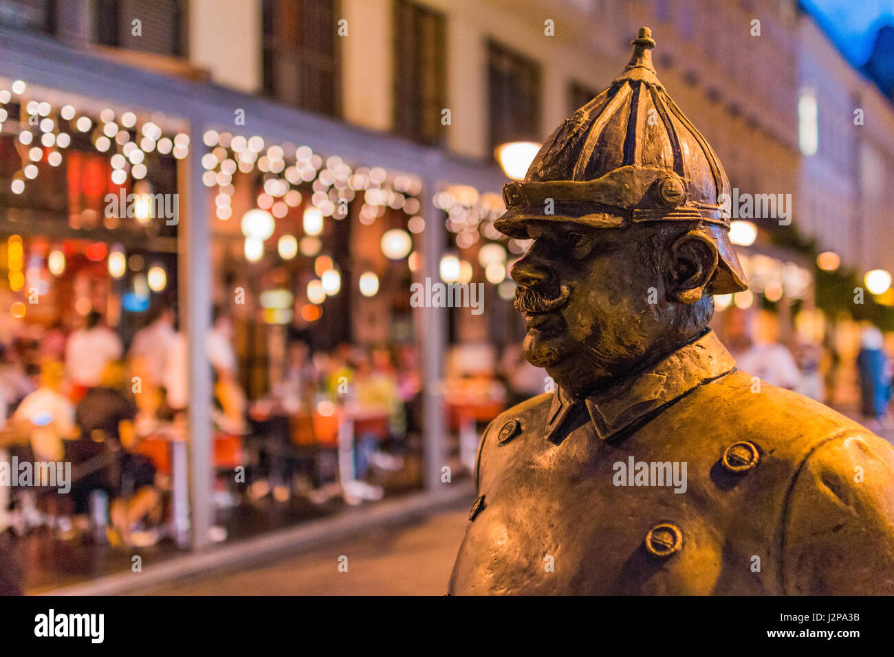 Il grasso poliziotto statua a Budapest la sera Foto Stock