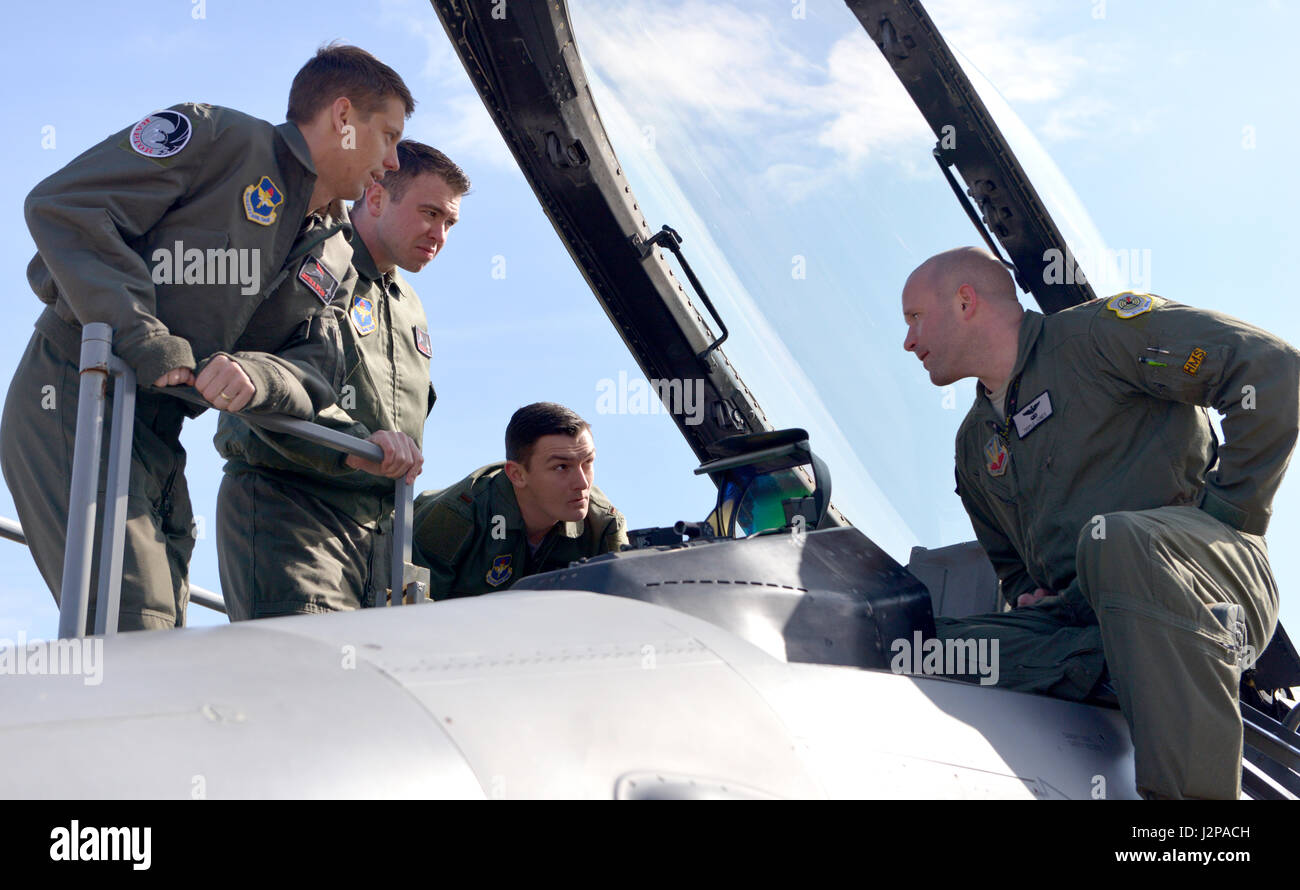 Il Mag. David Jones, F-16 Fighting Falcon Pilota, alla Nellis Air Force Base in Texas, parla ai corsi di laurea specialistica pilota di formazione agli studenti circa la F-16 Fighting Falcon aeromobile Febbraio 3, 2017, a Columbus AFB, Mississippi. Il velivolo è stato qui durante l'introduzione alle nozioni di base per il combattente di dedizione a garner interesse per l'aeromobile. Foto Stock