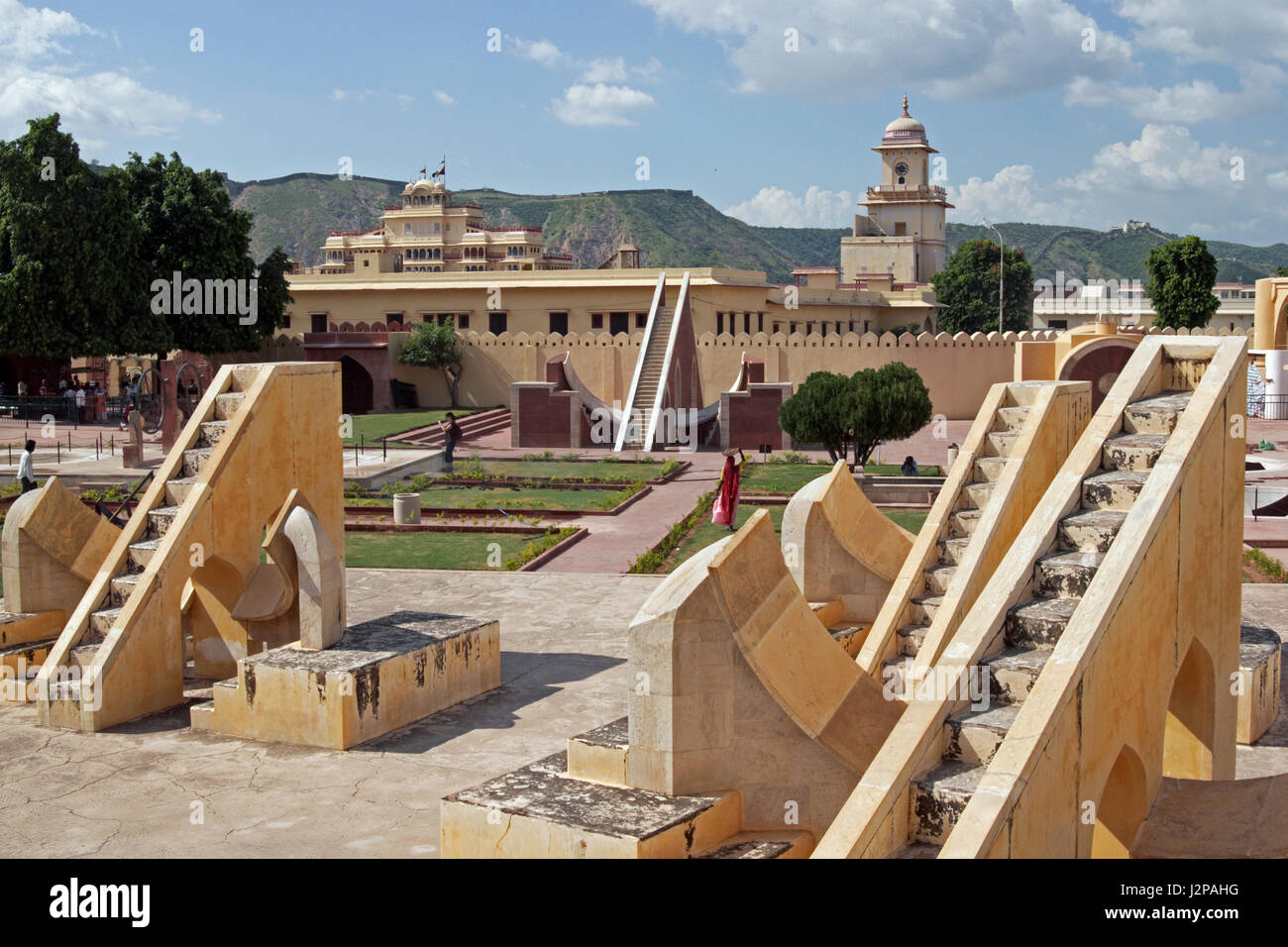Jantar Mantar. Osservatorio costruito nei primi anni del XVIII secolo per effettuare misurazioni astronomiche. Jaipur, Rajasthan, India Foto Stock