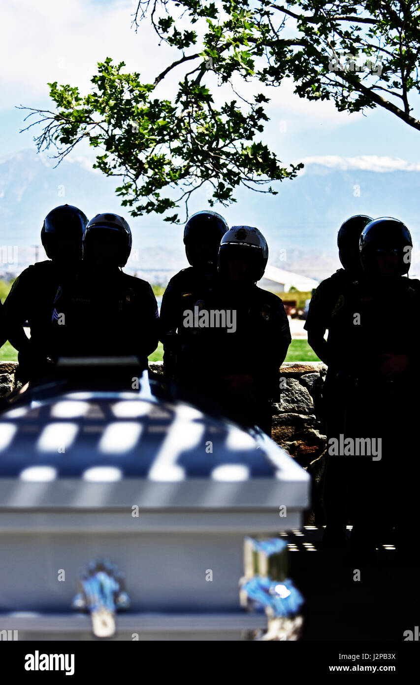 Ufficiali della Orange County Sheriff's Department e il Santa Ana il dipartimento di polizia di stand in formazione come successi di finale sono resi a nove veterani deceduto a Riverside Cimitero Nazionale, California, 4 aprile 2017. I veterani, i cui resti sono stati sotto la custodia della Orange County Avvocatura Distrettuale e amministratore pubblico dell'ufficio, tutte le passate nel 2017 ed erano entrambi i senzatetto o senza vivere i membri della famiglia. È stata una guerra mondiale II veterano, due sono stati i veterani della Guerra di Corea, cinque servita in Vietnam, e uno è una guerra globale al terrorismo veterano. (Air National Guard foto di Airma Foto Stock