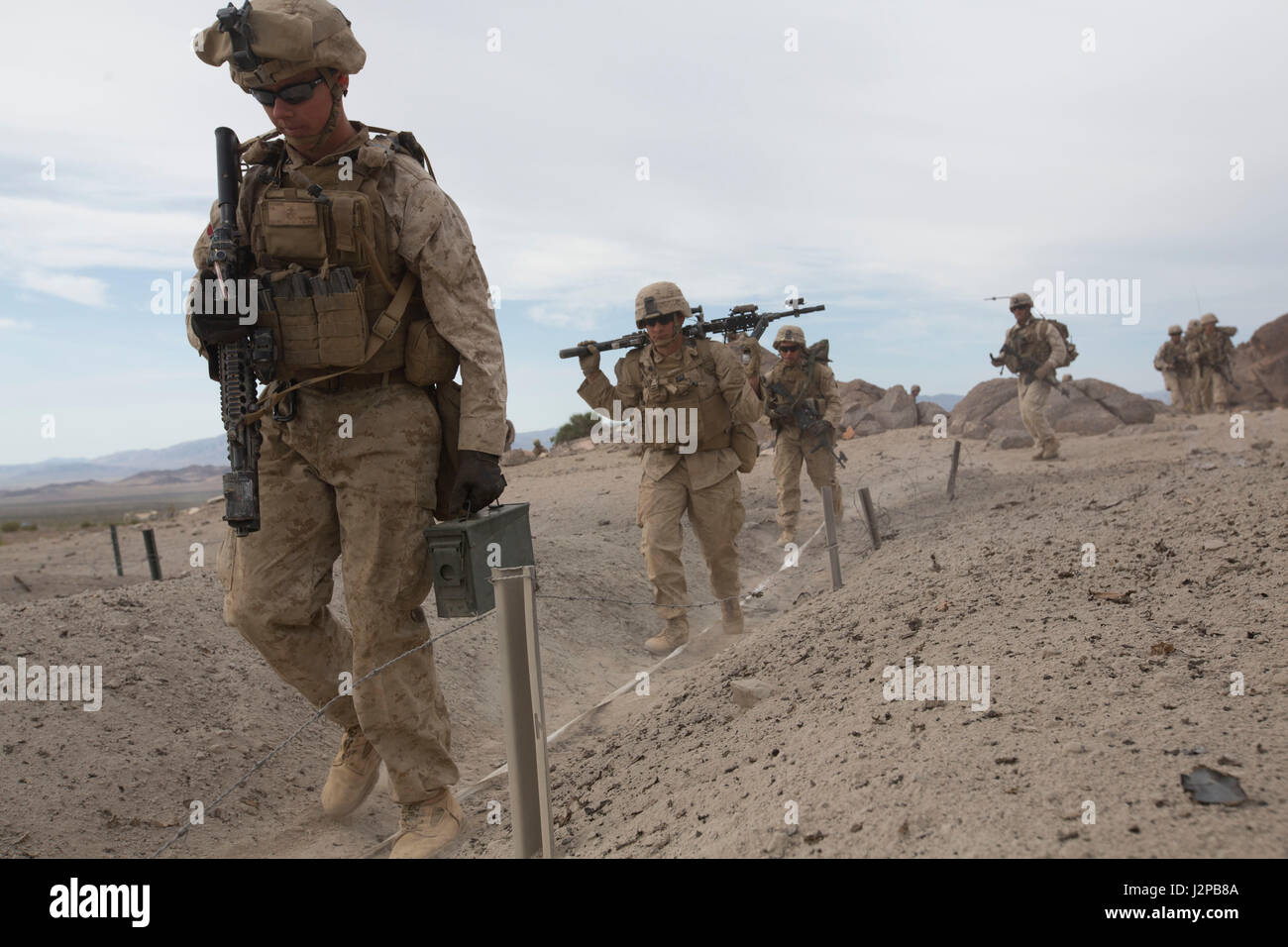 U.S. Marines con Golf Company, 2nd Battalion, 6th Marine Regiment, 2nd Marine Division condusse addestramento al fuoco dal vivo ad attacco di livello aziendale al Range 400 durante Talon Exercise 2-17 al Marine Corps Air Ground Combat Center, Twentynine Palms, California, sostenendo il Weapons and Tactics Instructor Course ospitato da MAWTS-1. Foto Stock