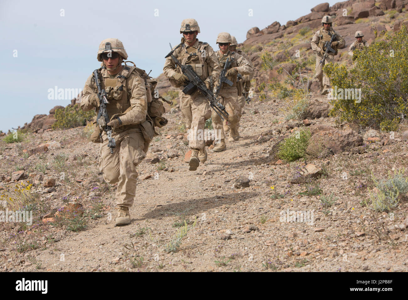 U.S. Marines of Golf Company, 2nd Battalion, 6th Marine Regiment, condurre un addestramento al fuoco dal vivo di attacco a livello aziendale durante Talon Exercise 2-17 al Range 400, Marine Corps Air Ground Combat Center, Twentynine Palms, sostenendo l'addestramento al combattimento integrato per il corso di addestramento di armi e tattiche ospitato da MAWTS-1. Foto Stock