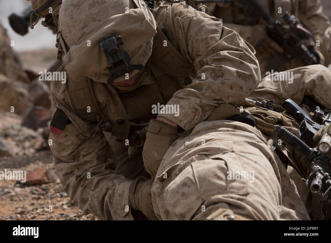 I fucilieri del corpo dei Marines degli Stati Uniti dalla Golf Company, 2nd Battalion, 6th Marine Regiment, 2nd Marine Division, hanno condotto valutazioni simulate delle vittime durante gli attacchi a livello di compagnia di fuoco vivo al Range 400 per Talon Exercise 2-17 al Marine Corps Air Ground Combat Center, Twentynine Palms, California, 9 aprile 2017. L'esercitazione ha sostenuto l'addestramento integrato al combattimento a terra in coordinamento con il corso per istruttori di armi e tattiche 2-17. Foto Stock