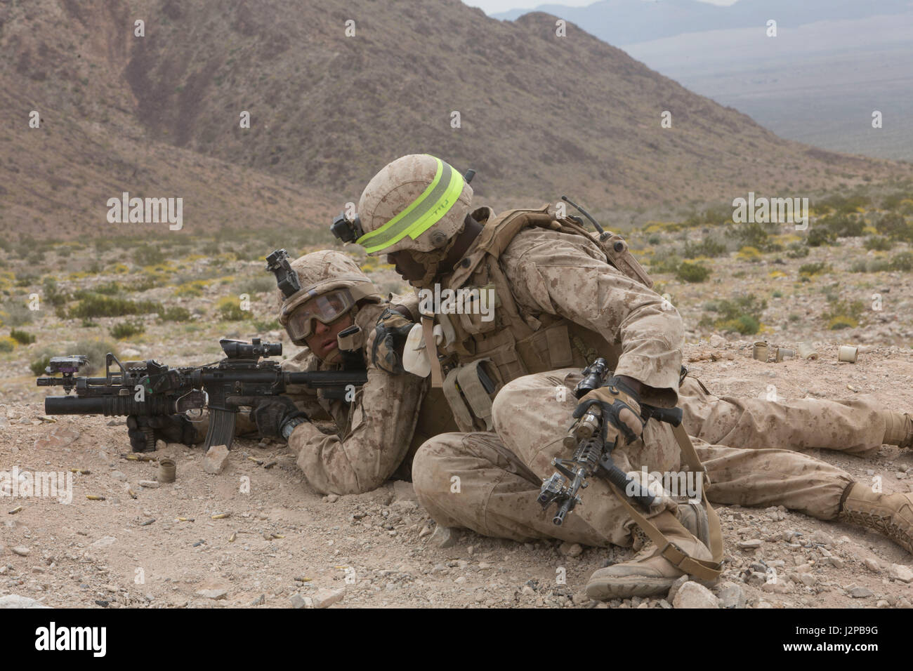 I Marine della Golf Company, 2nd Battalion, 6th Marine Regiment, conducono addestramento al fuoco dal vivo ad attacco di livello aziendale al Range 400, Marine Corps Air Ground Combat Center, Twentynine Palms, 9 aprile 2017, come parte dell'addestramento integrato Talon Exercise 2-17 a supporto del corso di addestramento per istruttore di armi e tattiche. Foto Stock