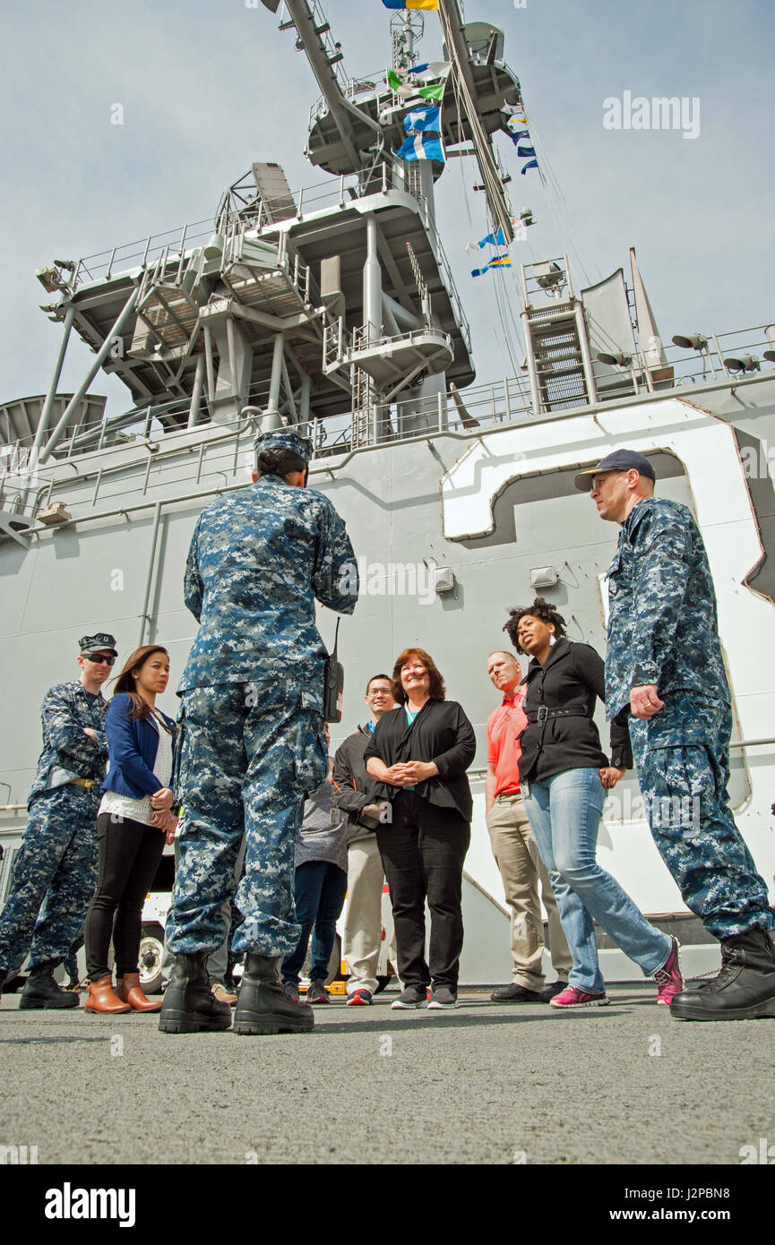 170413-D-MN963-780 NORFOLK (13 aprile 2017) Ensign Vanessa Prado, USS Kearsarge (LHD 3) combattere la divisione elettronica Officer, fornisce una panoramica dell'assalto anfibio della nave le capacità di comunicazione per un gruppo di spazio e di guerra navale Systems Center atlantico (SSC Atlantic) dipendenti che hanno visitato la nave come parte della SSC Atlantic's 'ricercatore marinai di impegno del programma". I dipendenti coinvolti nella "Gli scienziati' programma hanno la possibilità di parlare con i marinai della flotta durante le visite di navi e strutture presso la stazione navale di Norfolk. Il programma è un continuo sforzo di portare le esperienze della flotta per Foto Stock