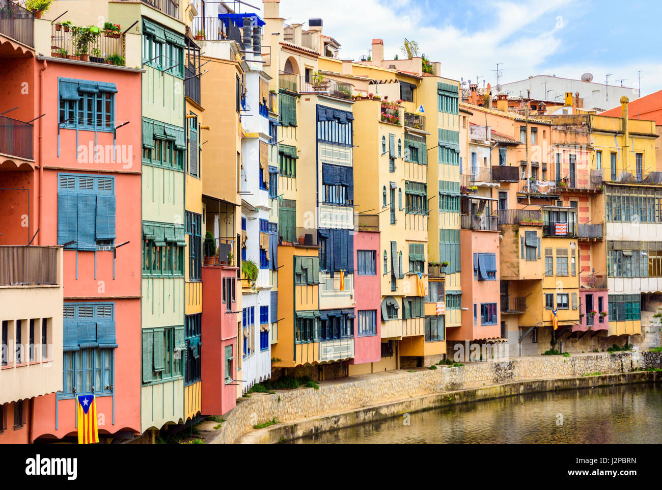 Girona è case colorate noti come i casi de l'Onyar, lungo le rive del fiume Onyar nella città vecchia, Girona, Catalogna, Spagna Foto Stock