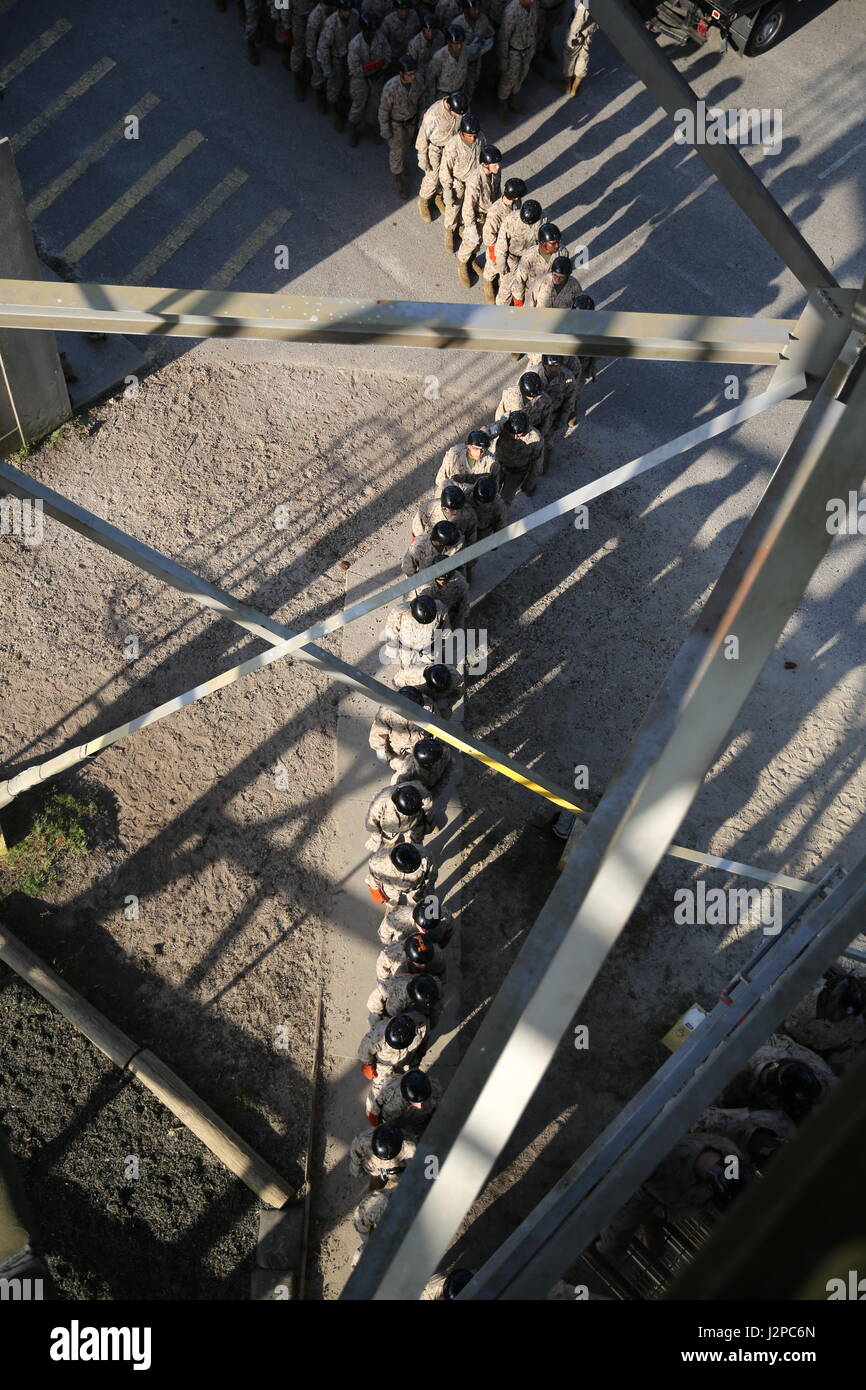 Marine Corps recluta dalla Golf Company, 3rd Battalion, Recruit Training Regiment, sali la torre di rappel al Marine Corps Recruit Depot Parris Island, 18 aprile 2017, per sviluppare fiducia e superare la paura delle altezze. Foto Stock