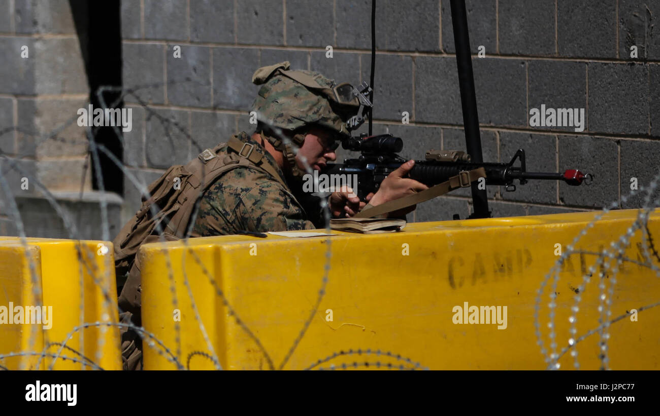 Un Marine con la società C, flotta antiterrorismo Security Team, Marine Corps sicurezza Force reggimento, mira in giù la sua vista durante la sicurezza del sito esercizio a combattere la città, Marine Corps base Quantico, Virginia, 18 aprile 2017. La sicurezza del sito esercizio è stato un evento di due giorni durante il giro di formazione detenuti esercizio da aprile 17-20, 2017. Durante l'esercizio, i Marines sono stati testati sulla loro capacità di rafforzare un'ambasciata in una nazione straniera mantenendo la sicurezza del sito e condurre operazioni di convoglio, stabilire correttamente i punti di verifica del veicolo, armi non letali e addestramento antisommossa tattica Foto Stock