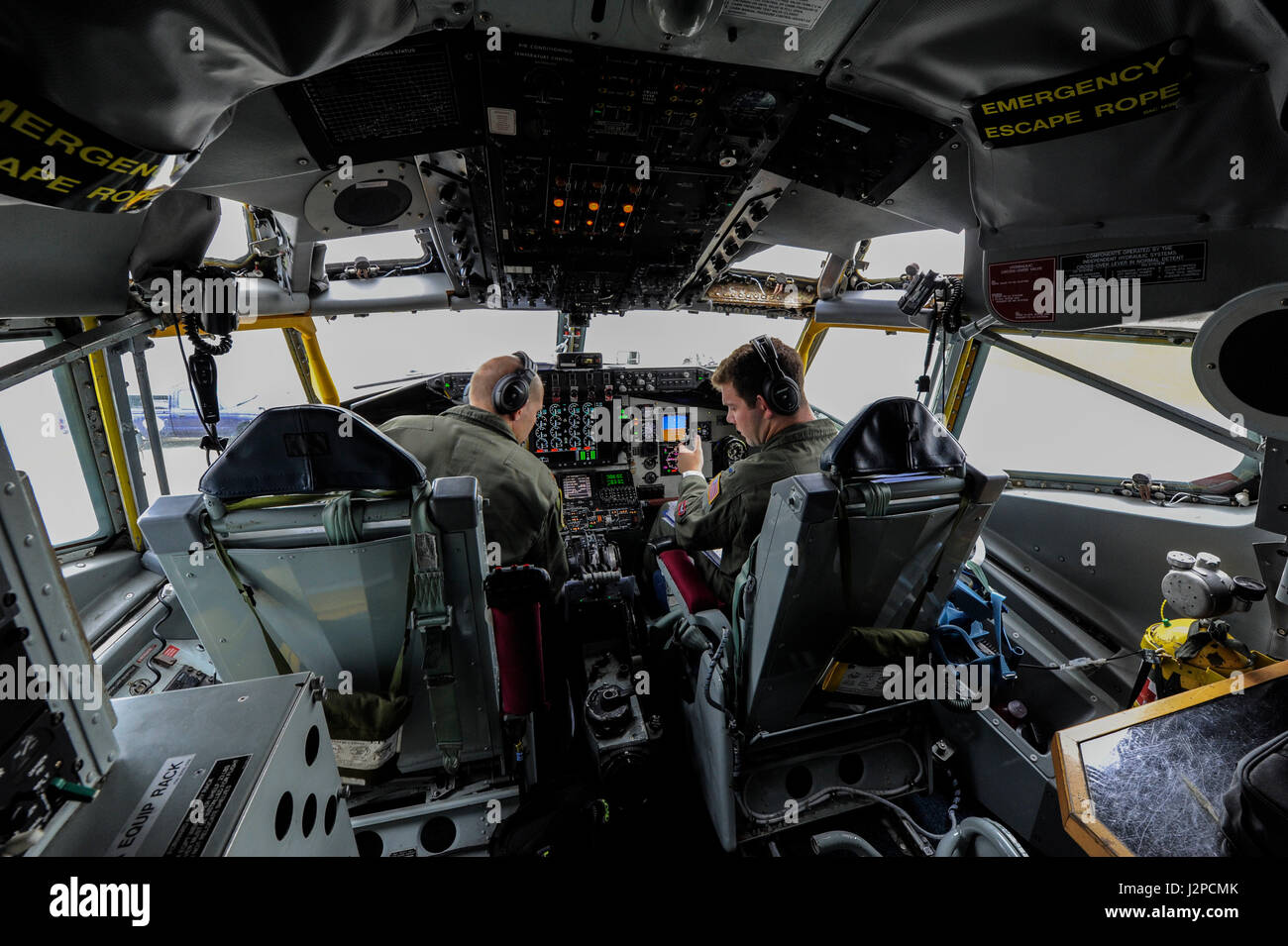 Stati Uniti Air Force Il Mag. Jacob Johnson, 909th Air Refuelling Squadron direttore dell'ala ispezioni e 1Lt. Huston Harrison, 909th ARS standard e valutazioni officer, condotta pre-controlli di volo a bordo di un KC-135 Stratotanker Aprile 20, 2017 a Kadena Air Base, Giappone. Il KC-135 è il primario il rifornimento di aeromobili per la Air Force, in grado di supportare un tempo di pace e le operazioni di emergenza. (U.S. Air Force foto di Senior Airman Lynette M. Rolen) Foto Stock