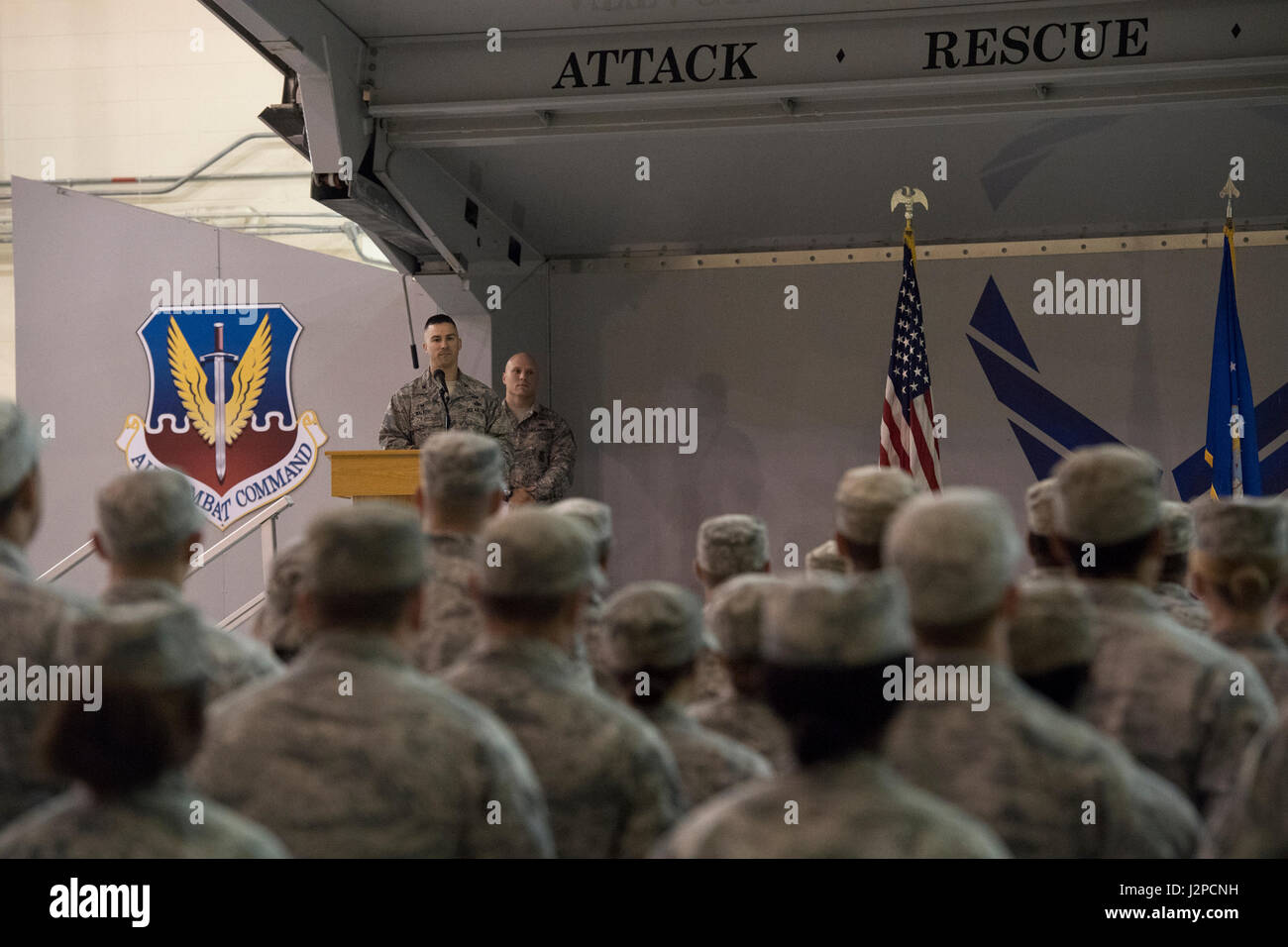 La famiglia, gli amici e i colleghi accolti gli avieri dal 823d Base Defense Squadron durante una cerimonia di commemorazione per il loro ritorno, 20 aprile 2017, a Moody Air Force Base, Ga. La 823d BDS è stata distribuita in Asia sud-ovest dove hanno fornito la base integrata di difesa e di protezione dei villaggi locali. La 823d BDS scende al di sotto della base 820th gruppo di difesa, che è il solo aria unità di forza che conduce base integrata di difesa in alta minaccia aree. (U.S. Air Force foto da Airman 1. Classe Janiqua P. Robinson) Foto Stock