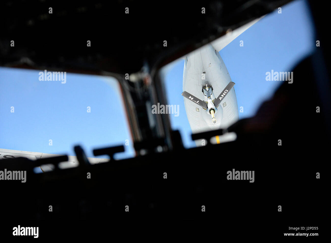 Un braccio di sollevamento si abbassa da un KC-135R Stratotanker, assegnato al 141Air Refuelling Squadron, 108th ala, New Jersey Air National Guard, durante la fornitura in volo di un C-17 Globemaster III basato al 105° Airlift Wing, Stewart Air National Guard Base, New York 20 Aprile 2017. Il C-17 offre la gamma globale a causa di fornitura in volo capacità. (U.S. Air Force foto di Master Sgt. Sara A. Pastorello) Foto Stock