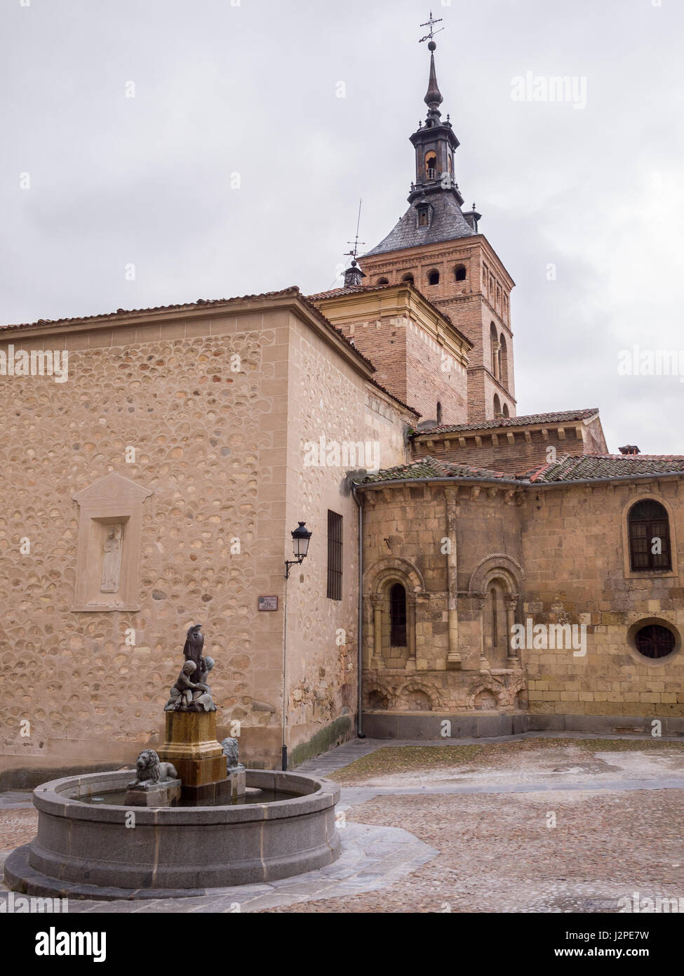 La Iglesia románica de San Martín y fuente de Los Leones en Segovia, Castilla León, España. Foto Stock
