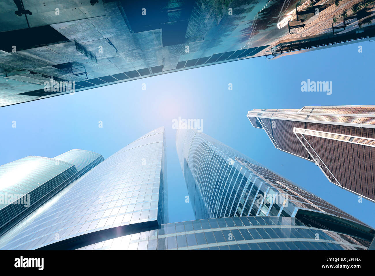 Foto di moderne torri di grattacieli illuminati dal sole Foto Stock