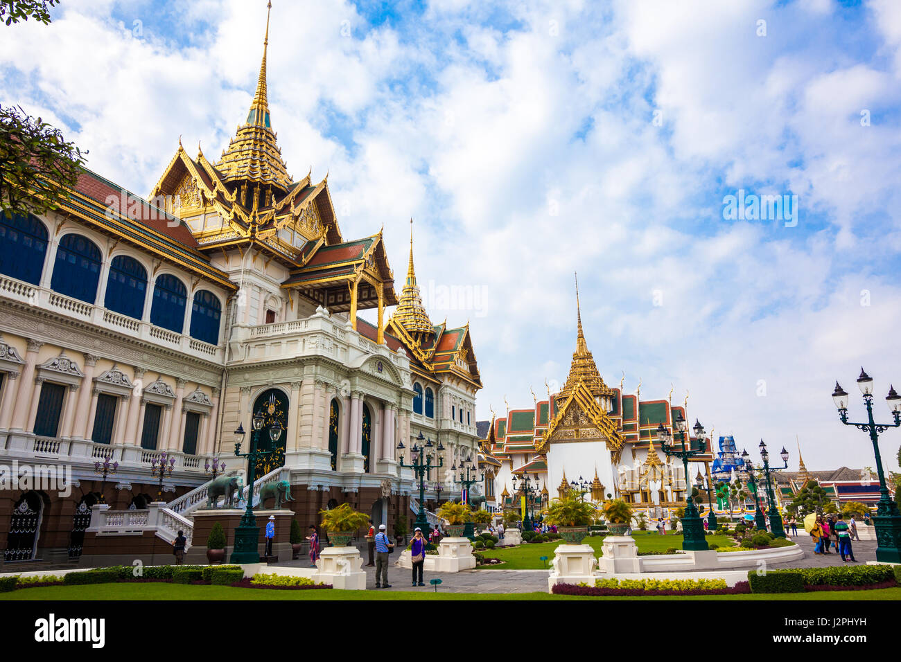 Bangkok, Tailandia - 15 dicembre 2013: templi e i turisti a Bangkok il Grand Palace. Il Grand Palace è costituito da vari edifici, sale e pav Foto Stock