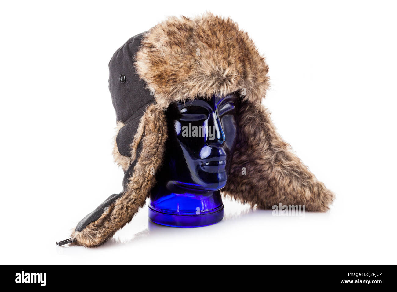 Cappuccio di pelliccia per l'inverno. inverno Hat isolato su bianco Foto Stock