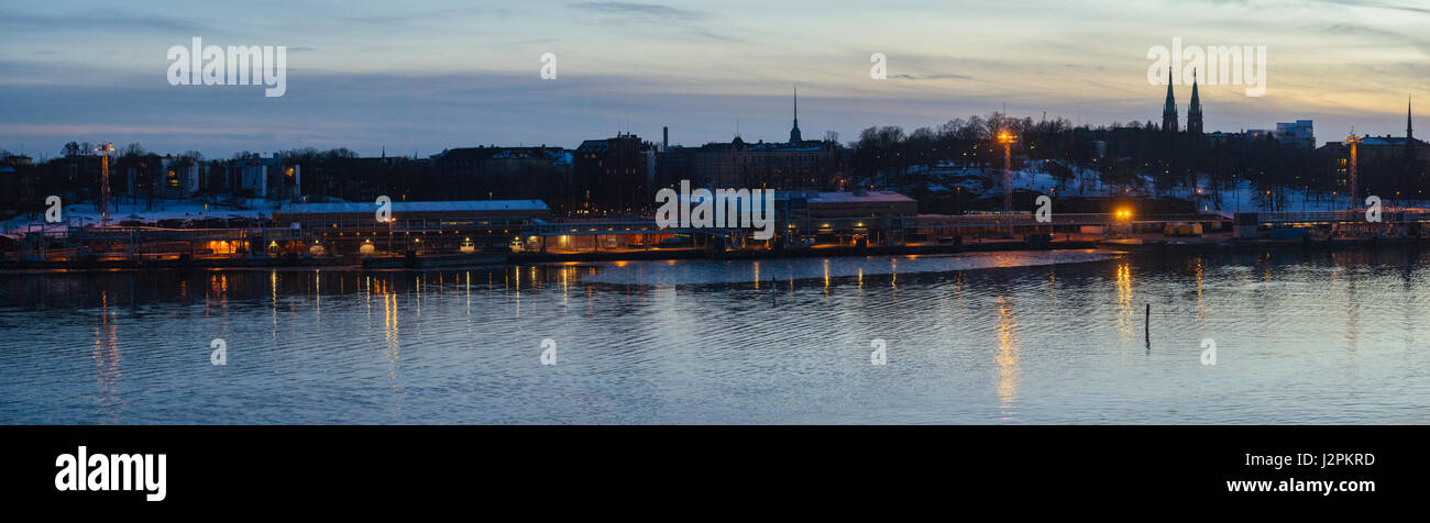 Panorama della città di Helsinki harbour nel crepuscolo da inverno, Finlandia Foto Stock