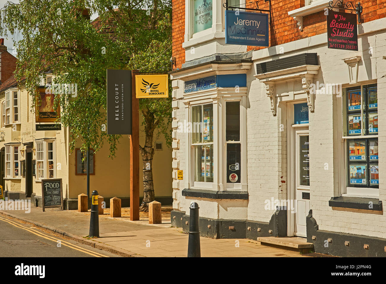 Una scena di strada in Stratford upon Avon, Warwickshire con diverse aziende in strada. Foto Stock