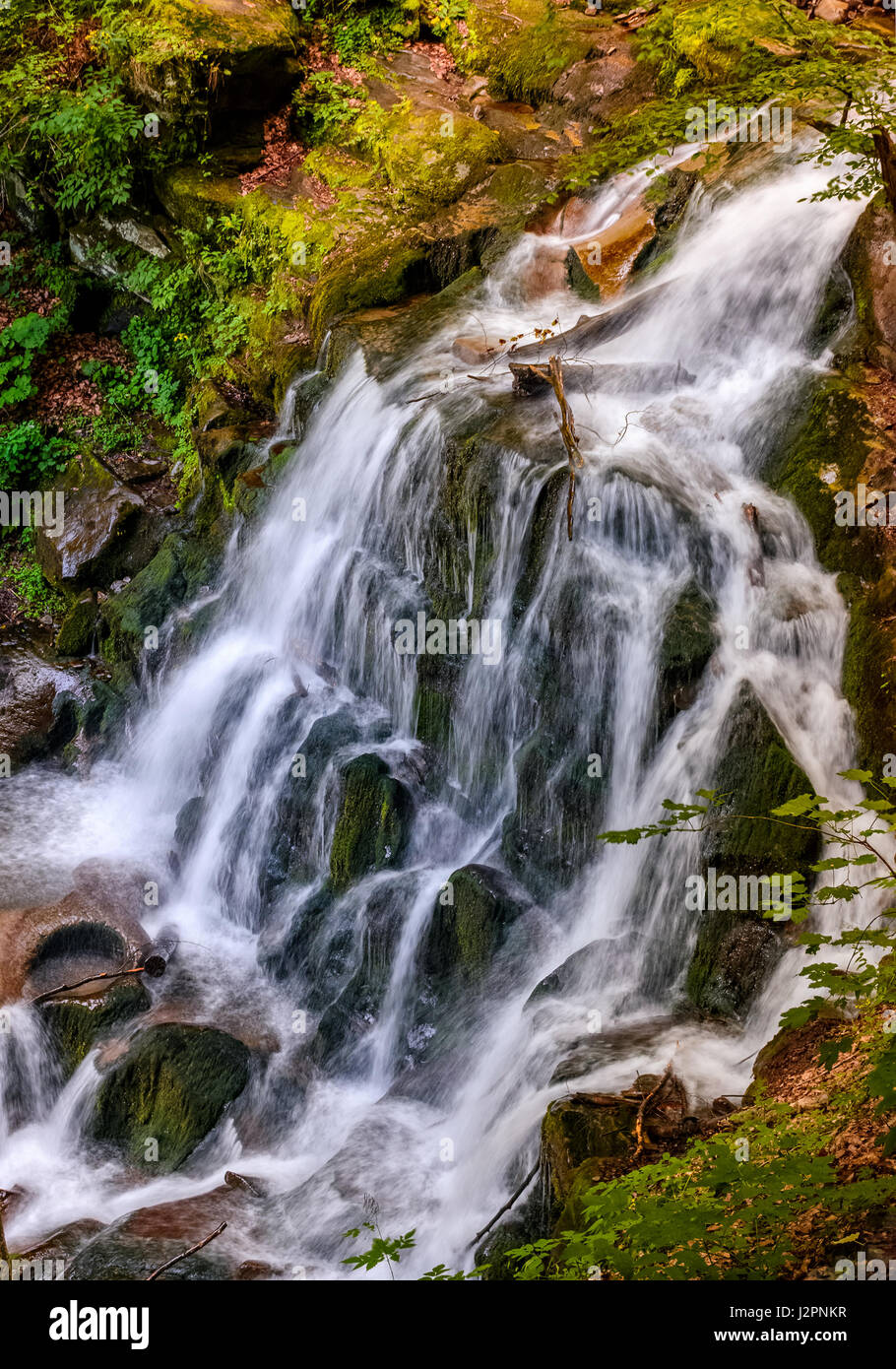 Bella cascata Shypot esce da una collina rocciosa nella foresta. paesaggio spettacolare sul fiume di montagna vista dall'alto. viaggi popolari attracti Foto Stock