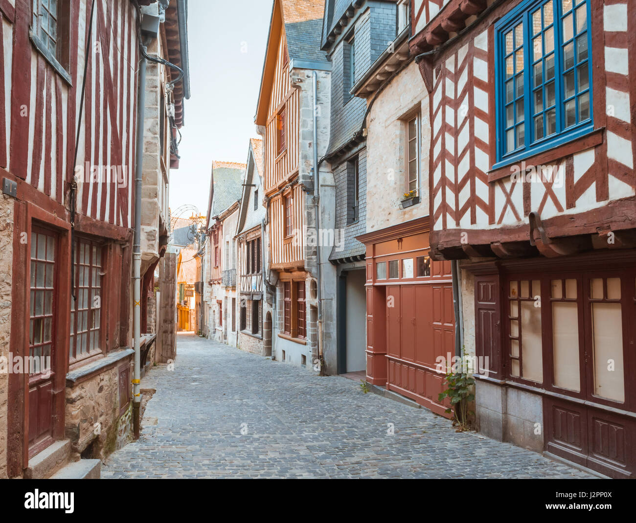 Strada Vecchia città Bretone Vitre, Francia Foto Stock