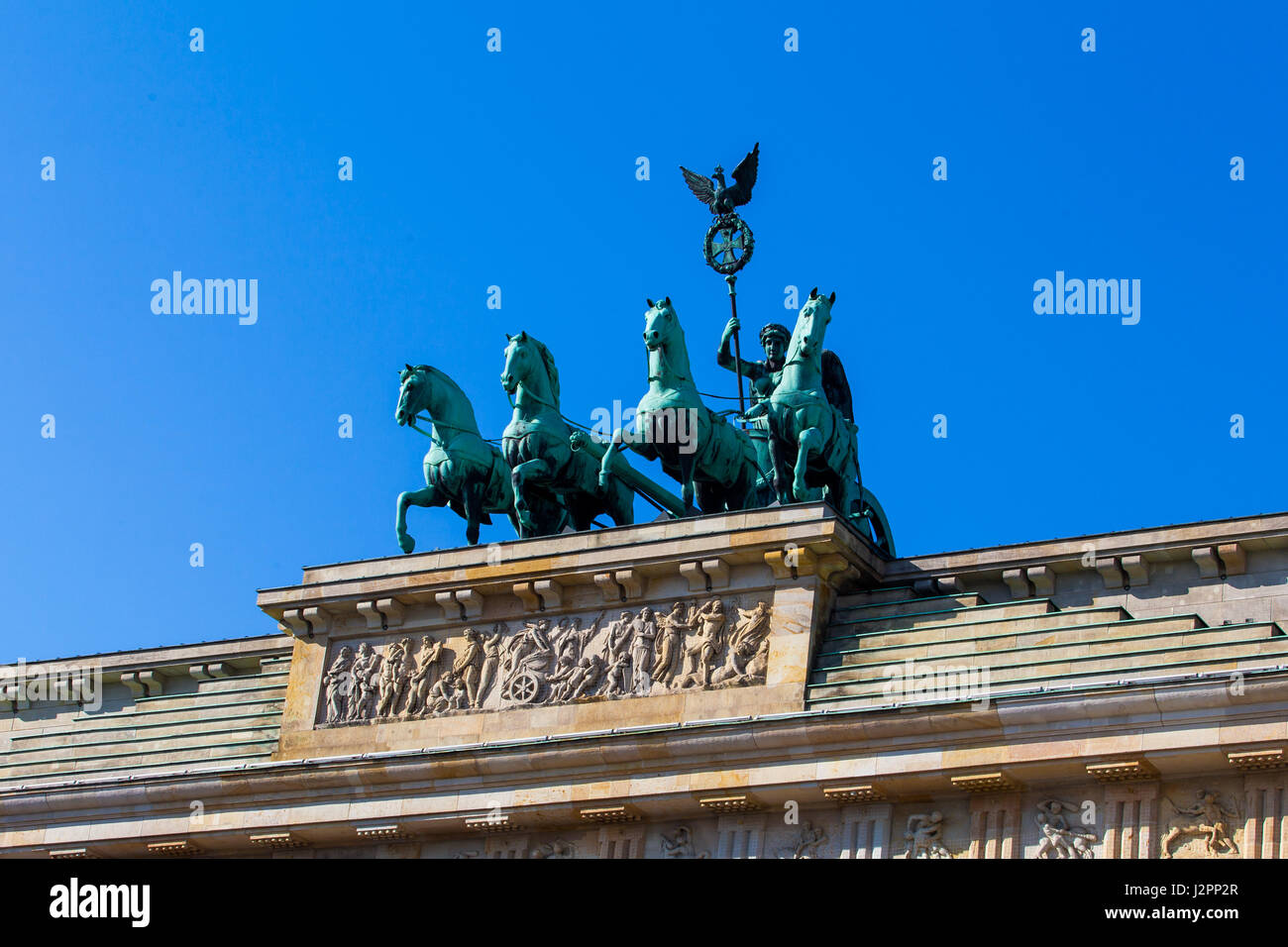 Porta di Brandeburgo dettaglio. Berlino, Germania. La vittoria e la fama sono spesso rappresentati come la donna trionfante la guida del carro. Foto Stock